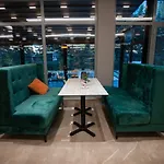 Doanesia Premium & מלון