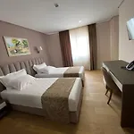מלון Doanesia Premium & 4*