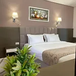 מלון Doanesia Premium & 4*