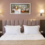 מלון Doanesia Premium & 4*