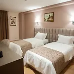 Doanesia Premium & فندق Mezez