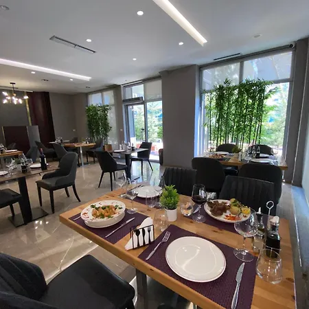 Doanesia Premium & فندق