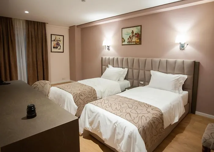 Doanesia Premium & فندق Mezez