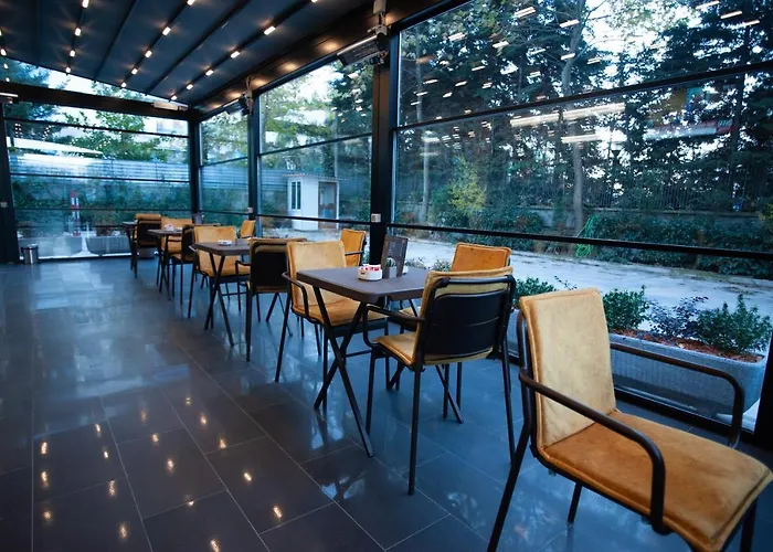 Doanesia Premium & فندق Mezez