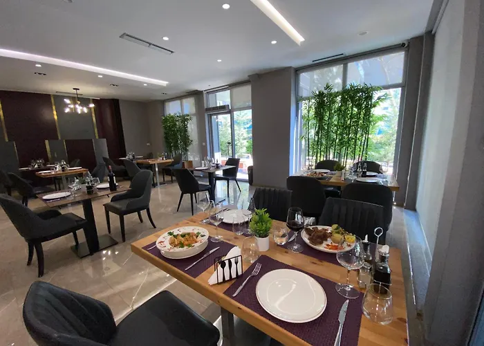 Doanesia Premium & فندق