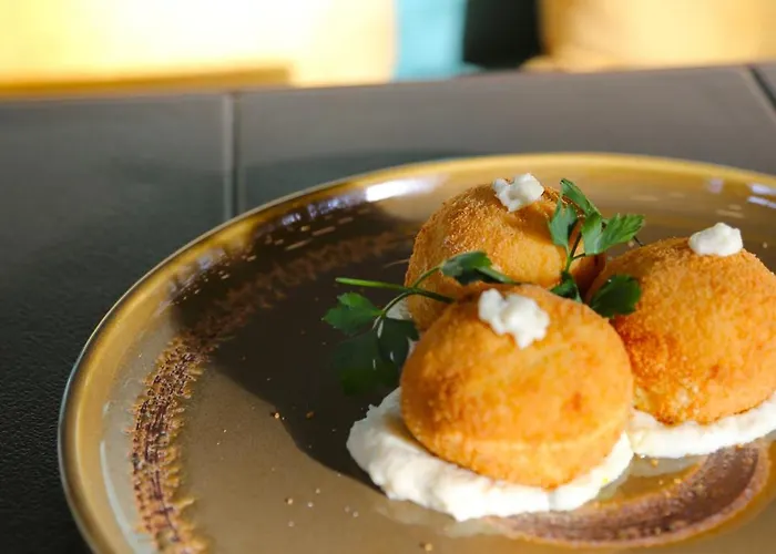 Doanesia Premium & فندق Mezez